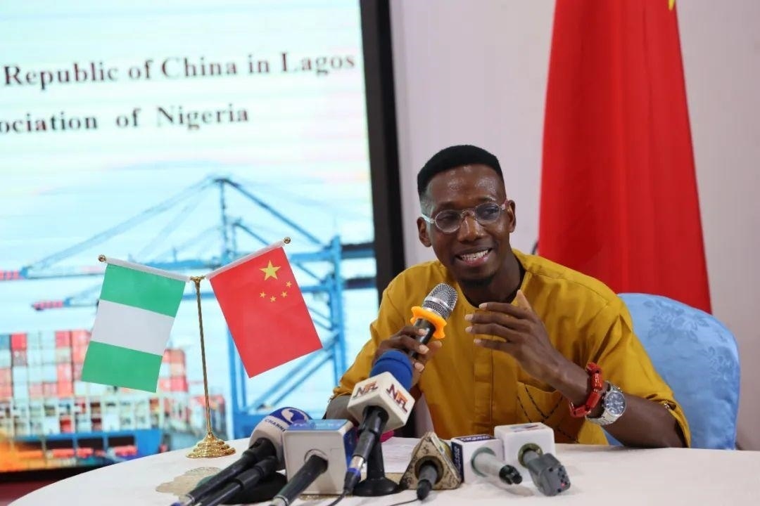 尼日利亞孔子學(xué)院留華同學(xué)會會長吳文仲分享經(jīng)驗(yàn)。駐拉各館總領(lǐng)館供圖