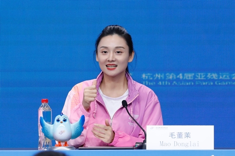 杭州市殘疾人綜合服務(wù)中心干事毛董萊介紹成為亞殘運(yùn)會火炬手的經(jīng)歷。杭州亞殘組委供圖