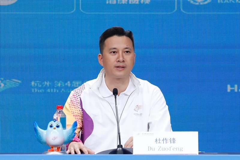 杭州亞殘運(yùn)會火炬?zhèn)鬟f指揮中心副指揮長杜作鋒介紹火炬?zhèn)鬟f工作安排。杭州亞殘組委供圖