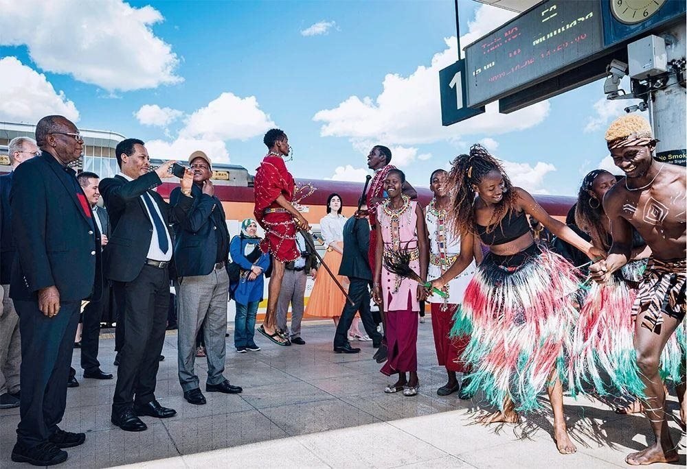 △2023年10月6日，多國駐肯使節(jié)在肯尼亞內(nèi)羅畢的蒙內(nèi)鐵路內(nèi)羅畢站觀看文藝演出。