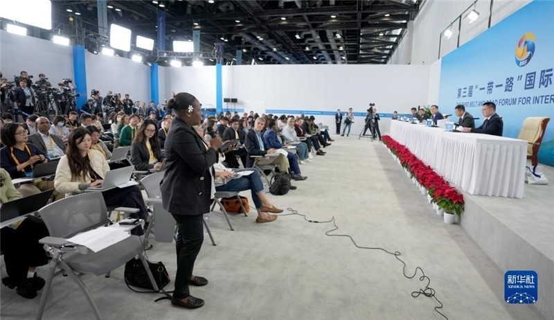 10月16日，第三屆“一帶一路”國(guó)際合作高峰論壇新聞中心在北京國(guó)家會(huì)議中心舉行首場(chǎng)吹風(fēng)會(huì)，邀請(qǐng)自然資源部國(guó)際合作司和相關(guān)單位負(fù)責(zé)人介紹有關(guān)情況，并回答記者提問。新華社記者 王毓國(guó)攝