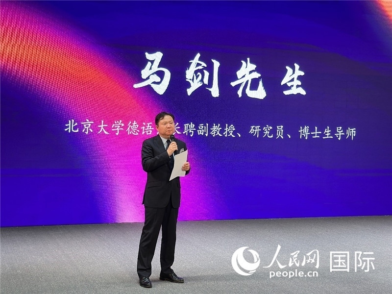 北京大學(xué)德語系長聘副教授馬劍點(diǎn)評學(xué)生表現(xiàn)。（攝影：張麗鷗）