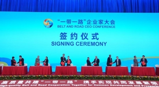 這是10月17日拍攝的簽約儀式現(xiàn)場(chǎng)。當(dāng)日，“一帶一路”企業(yè)家大會(huì)在北京召開(kāi)。（新華社記者王毓國(guó)攝）
