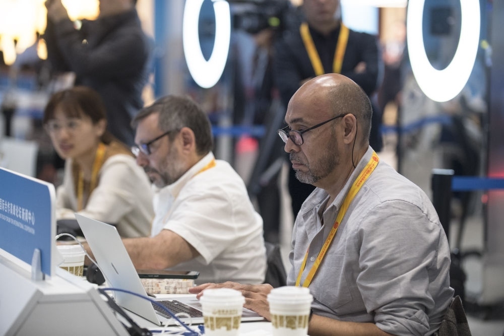 記者在“一帶一路”國際合作高峰論壇新聞中心工作（2023年10月17日攝）。