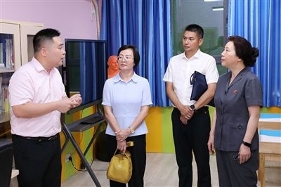 圖③：“小公民法律課堂”開講前，全國人大代表殷其龍（右二）、重慶市人大代表李自玲（左二）聽取楊家坪中學(xué)負(fù)責(zé)人關(guān)于未成年人思想教育工作情況的介紹。