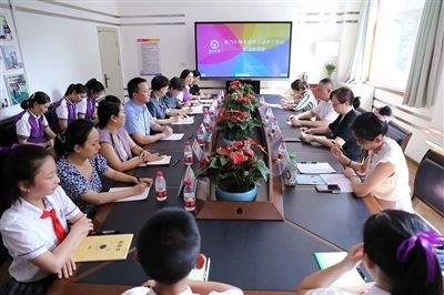 圖⑤：法治宣講結(jié)束后，重慶五中院組織召開座談會，聽取人大代表和朵力小學(xué)教師、家長代表對法院未成年人保護(hù)工作的意見建議。