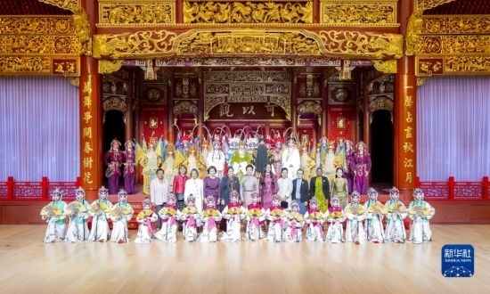  10月18日上午，國家主席習(xí)近平夫人彭麗媛邀請出席第三屆“一帶一路”國際合作高峰論壇的外方領(lǐng)導(dǎo)人夫人參觀中國工藝美術(shù)館（中國非物質(zhì)文化遺產(chǎn)館）。這是彭麗媛同外方領(lǐng)導(dǎo)人夫人與文藝演出演職人員合影。新華社記者 丁林 攝