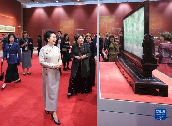  10月18日上午，國家主席習(xí)近平夫人彭麗媛邀請出席第三屆“一帶一路”國際合作高峰論壇的外方領(lǐng)導(dǎo)人夫人參觀中國工藝美術(shù)館（中國非物質(zhì)文化遺產(chǎn)館）。這是彭麗媛同外方領(lǐng)導(dǎo)人夫人參觀展品。新華社記者 丁林 攝