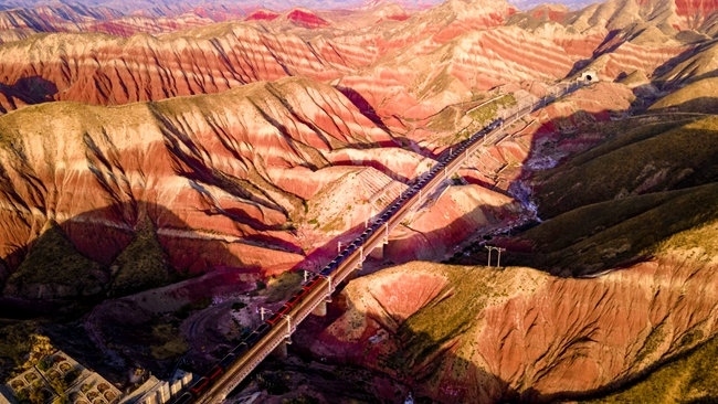 穿越丹霞地貌的火車。蘭州局集團公司融媒體中心供圖