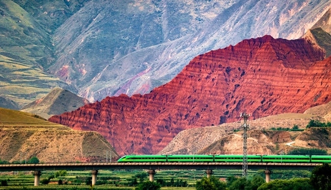 穿越丹霞地貌的火車。蘭州局集團公司融媒體中心供圖