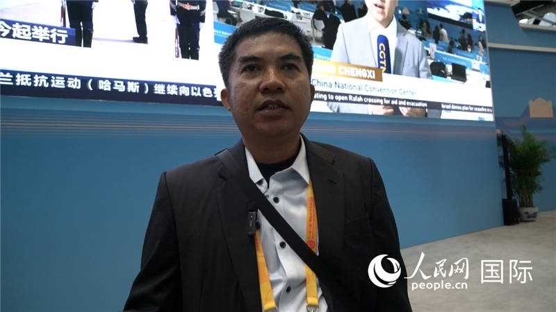 印尼《辛加朗綜合日?qǐng)?bào)》記者班邦·蘇利斯提奧（Bambang Sulistio）與記者交談。人民網(wǎng) 楊春燕攝