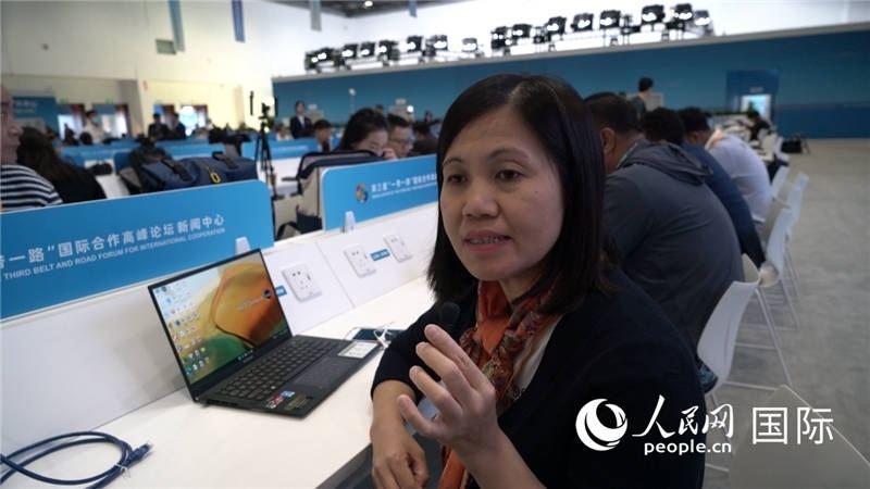 越南之聲廣播電臺(tái)記者胡鴻行（音譯，H? H?ng H?nh）與記者交談。人民網(wǎng) 楊春燕攝