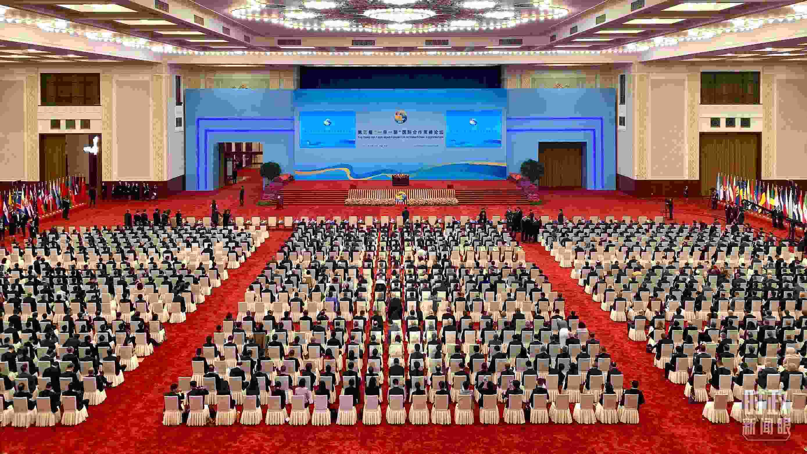 △人民大會堂宴會廳。這是開幕式之前的現(xiàn)場。（總臺央視記者李增仁拍攝）