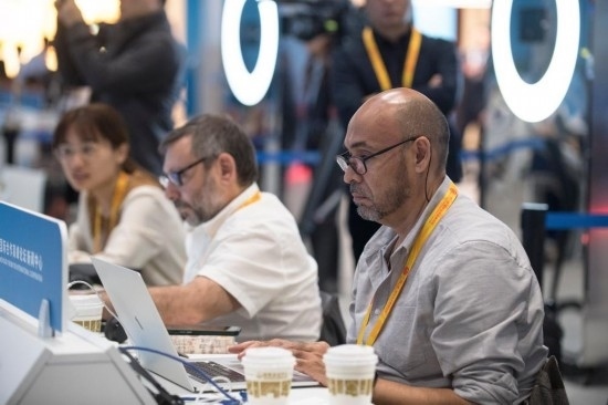 10月17日，記者在“一帶一路”國(guó)際合作高峰論壇新聞中心工作。新華社記者 張豪夫 攝