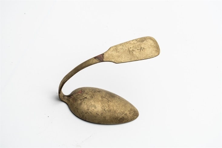 鏨刻“來遠”的湯勺。國家文物局供圖