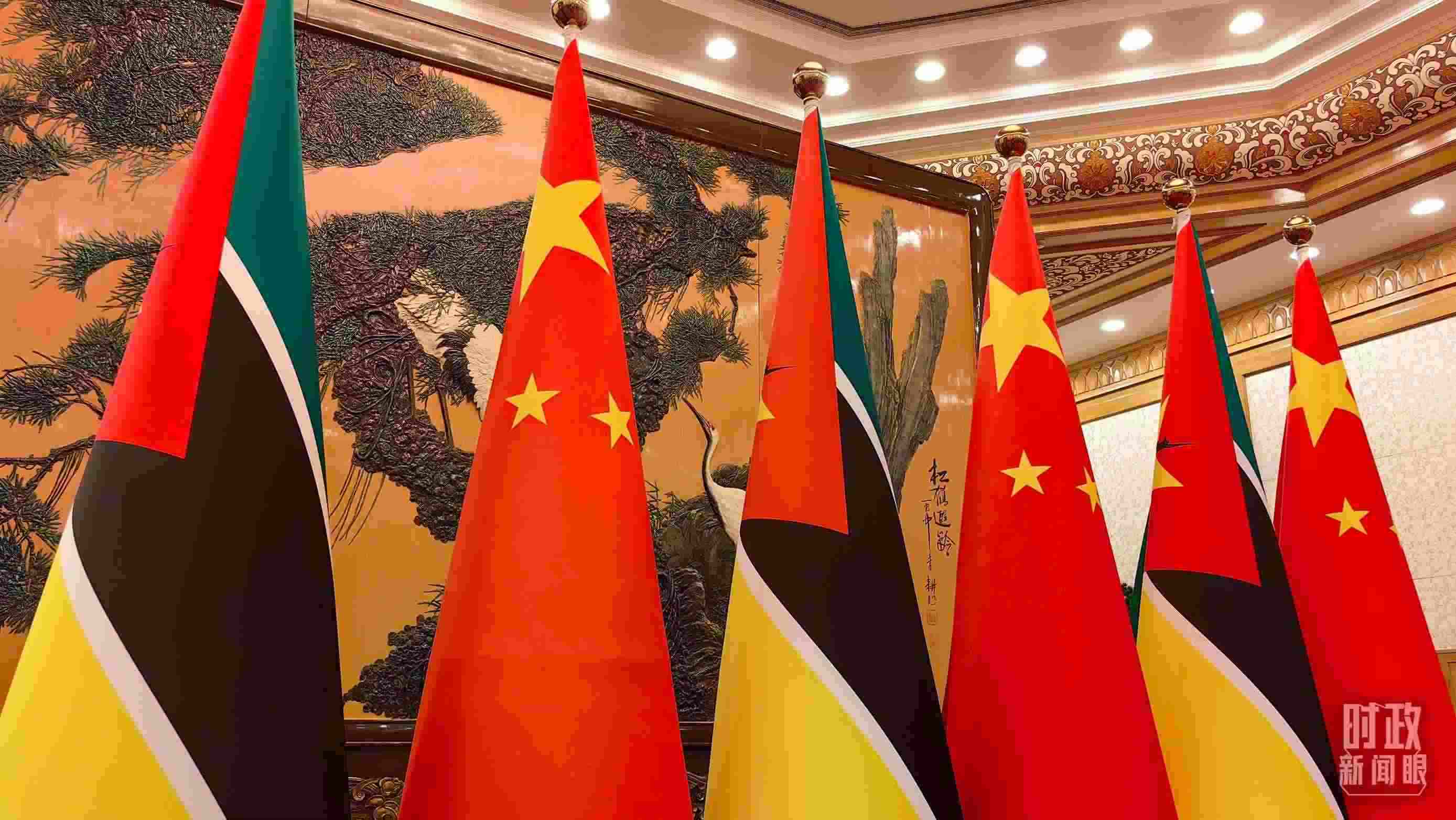 △會見現(xiàn)場，中國、莫桑比克兩國國旗。（總臺央廣記者潘毅拍攝）