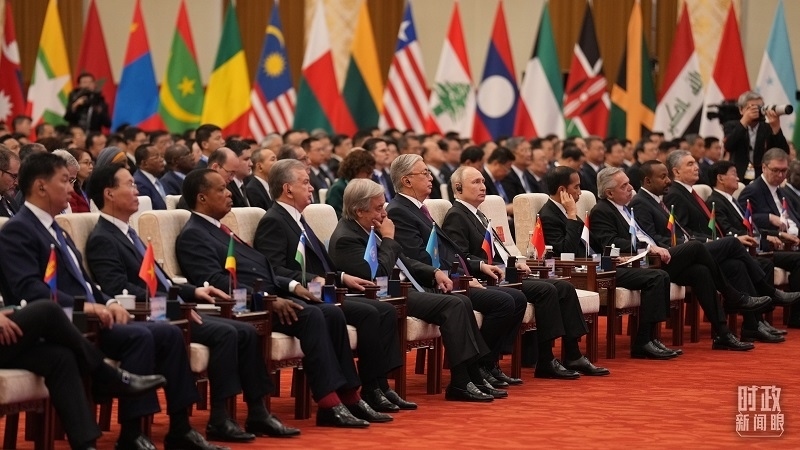 △18日上午，外方領(lǐng)導(dǎo)人在開幕式上聆聽習(xí)近平主席主旨演講。（總臺國廣記者李晉拍攝）