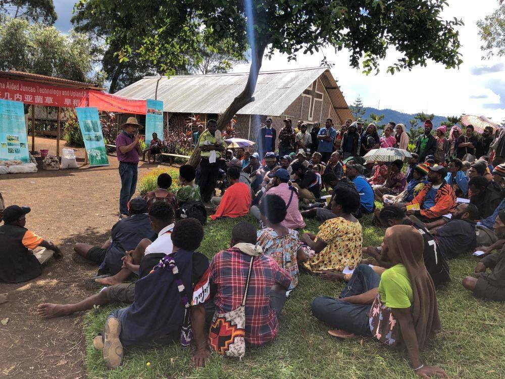 △2020年12月15日，中國(guó)專家在巴布亞新幾內(nèi)亞?wèn)|高地省中國(guó)援助巴新菌草和旱稻技術(shù)項(xiàng)目第9期培訓(xùn)班上授課。