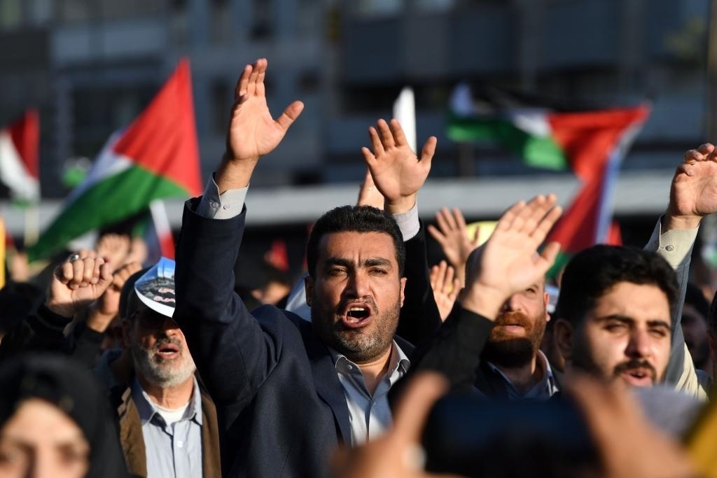 10月18日，人們在伊朗德黑蘭舉行集會。當日，突尼斯、土耳其、伊朗等多國民眾舉行集會，表達對巴勒斯坦人民的支持，并譴責針對加沙城醫(yī)院的襲擊。新華社記者 沙達提 攝