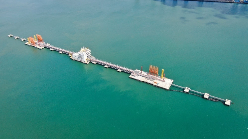 這是肯尼亞蒙巴薩油碼頭（2023年9月20日攝，無人機(jī)照片）。新華社發(fā)（中國交通建設(shè)股份有限公司肯尼亞蒙巴薩新建油碼頭項(xiàng)目部供圖）