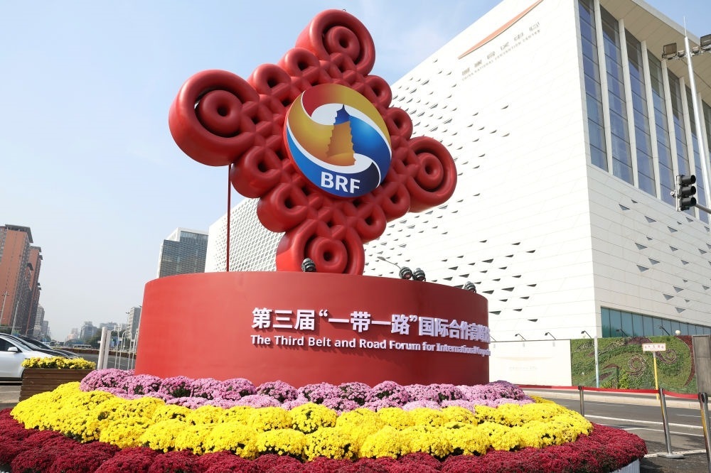 這是在北京國家會議中心附近拍攝的“一帶一路”國際合作高峰論壇景觀布置（2023年10月17日攝）。新華社記者 陳斌 攝