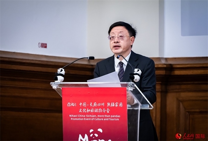 四川省文化和旅游廳廳長戴允康作文化旅游推介。人民網(wǎng) 郭錦標(biāo)攝