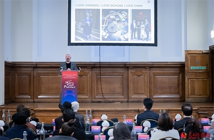 英國群英創(chuàng)意全球首席執(zhí)行官杰米·撒杰特在現(xiàn)場發(fā)言，分享如何進(jìn)一步提升四川旅游的國際影響力、吸引更多的英國游客。人民網(wǎng) 郭錦標(biāo)攝