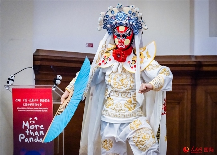 川劇絕活變臉表演。人民網(wǎng) 郭錦標(biāo)攝