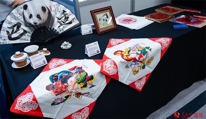 活動現(xiàn)場的現(xiàn)場文創(chuàng)展、互動體驗區(qū)、非遺區(qū)展示。人民網(wǎng) 郭錦標(biāo)攝