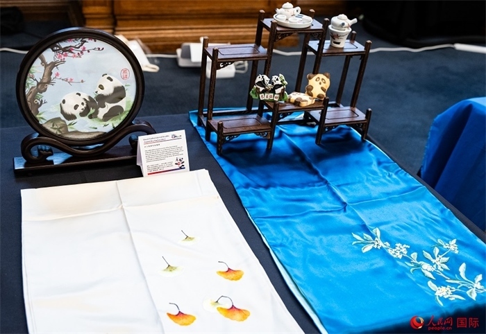 活動現(xiàn)場的現(xiàn)場文創(chuàng)展、互動體驗區(qū)、非遺區(qū)展示。人民網(wǎng) 郭錦標(biāo)攝