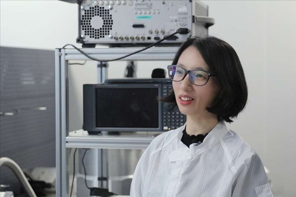 李婧在中國科學(xué)院紫金山天文臺毫米波和亞毫米波技術(shù)實驗室。（受訪者供圖）