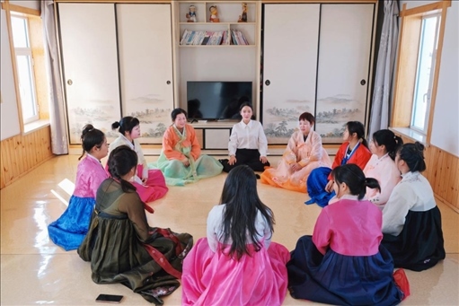 2023年6月，楊麗娜（后中）對擔(dān)任民宿管家的光東村村民們進行標(biāo)準(zhǔn)化培訓(xùn)。（新華社記者金津秀攝）