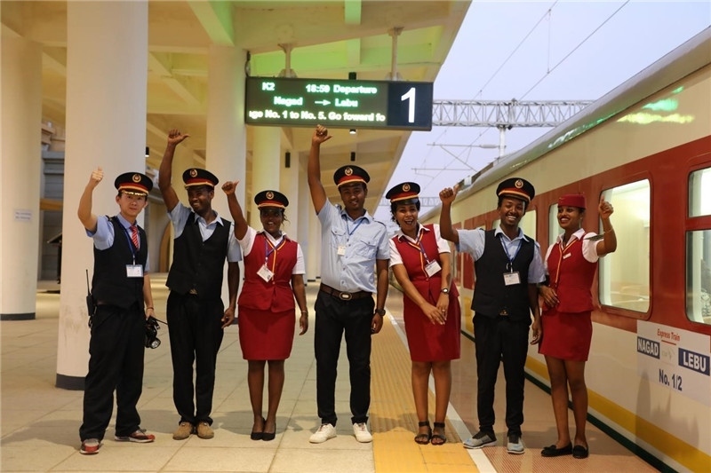 中埃員工組成的亞吉鐵路運營團隊。 中國土木工程集團有限公司供圖