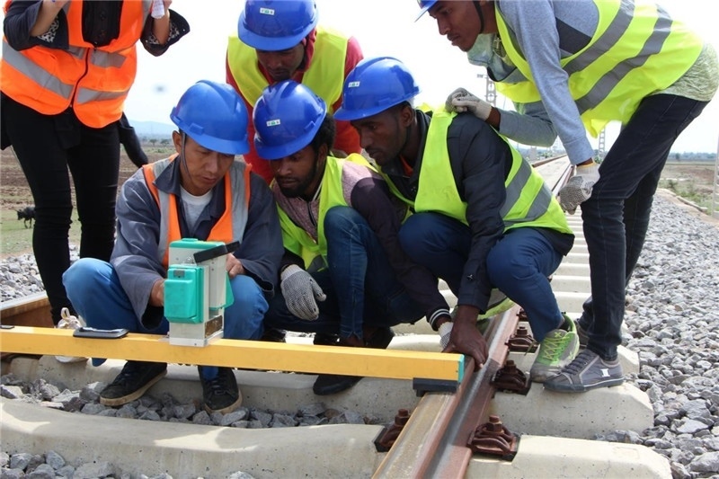 中方員工在鐵路現場培訓埃方員工。 中國土木工程集團有限公司供圖