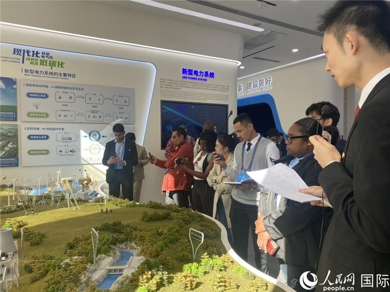 2023“一帶一路”媒體合作論壇聯(lián)合采訪團參訪中國能建。人民網(wǎng)記者 于洋攝