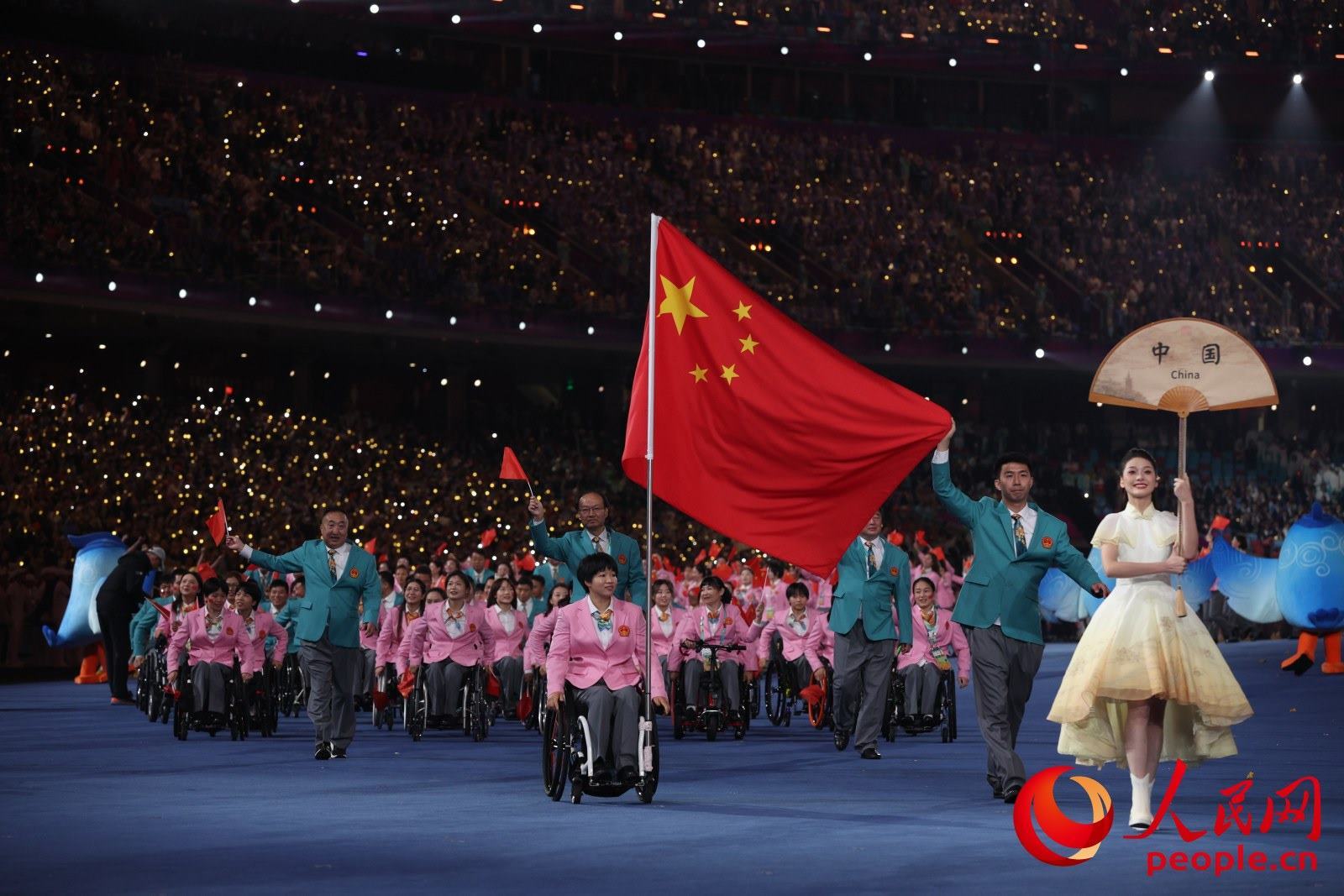 開幕式上，中國體育代表團入場。人民網 周靜圓攝