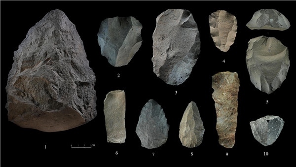 石制品 1.手斧 2、4、5.勒瓦婁哇石核（循環(huán)剝片法、優(yōu)先剝片法）3.勒瓦婁哇石葉石核 6.勒瓦婁哇石葉 7、8.勒瓦婁哇尖狀器 9.石葉 10.錐形石葉石核。中肯聯(lián)合考古隊供圖