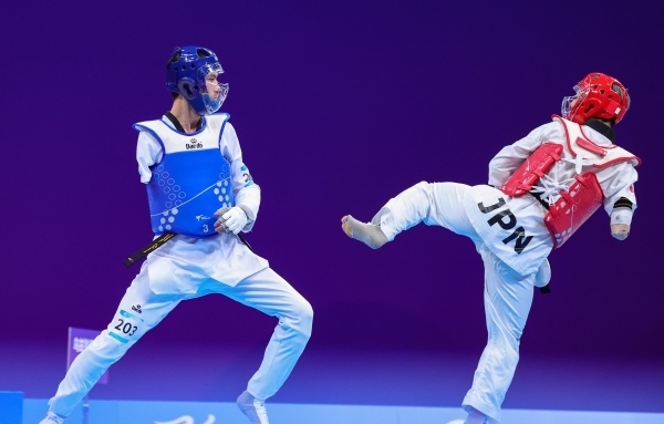 10月23日，杭州第4屆亞殘運會跆拳道男子K44級58公斤級銅牌賽舉行。圖為烏茲別克斯坦隊選手桑賈貝克·穆赫托羅夫(左)和日本隊選手阿渡健太在比賽中。圖片來源：杭州亞殘組委會