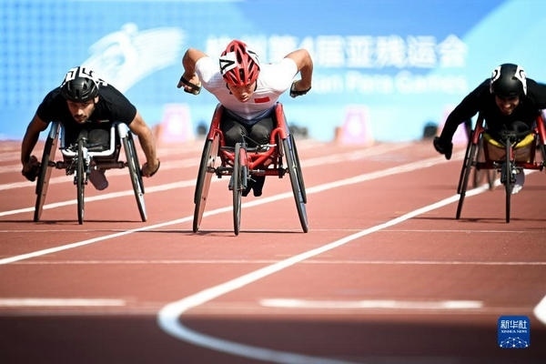 10月23日，中國選手龔文浩（左二）在杭州第4屆亞殘運會男子100米-T34決賽的比賽中。他以15秒55的成績獲得該項目銀牌。新華社記者 江漢攝