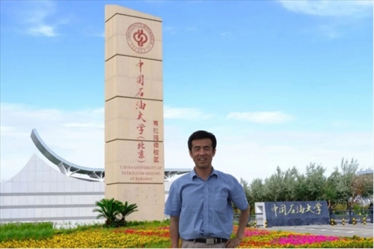 北京交通大學(xué)“銀齡教師”黃曉鳴。校方供圖