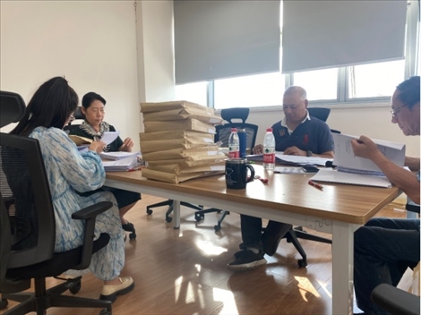 北京交通大學(xué)退休教師田立年與當(dāng)?shù)貛熒谝黄?。校方供圖