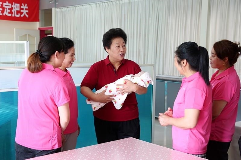 △2021年6月2日，卓長立（中）指導(dǎo)正在接受培訓(xùn)的家政服務(wù)員。