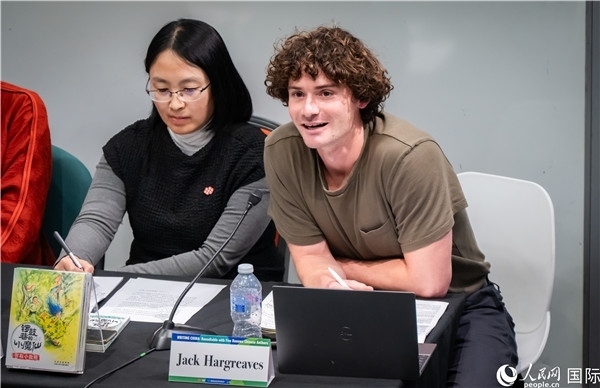 4、英國(guó)漢學(xué)家沈如風(fēng)對(duì)中國(guó)文學(xué)譯作的未來(lái)充滿期待。郭錦標(biāo)攝