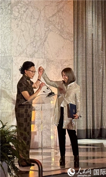 加州副州長康伊蓮為方李邦琴獲獎(jiǎng)致辭。人民網(wǎng)記者 鄧圩攝