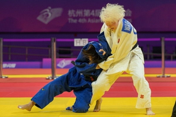 10月24日，杭州第4屆亞殘運(yùn)會(huì)柔道女子J2級(jí)57公斤級(jí)決賽舉行。圖為中國隊(duì)選手王嘉楠（右）和日本隊(duì)選手廣瀨順子在比賽中。圖片來源：杭州亞殘組委