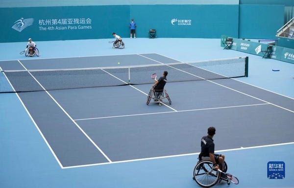 10月24日，在杭州第4屆亞殘運(yùn)會(huì)輪椅網(wǎng)球男子雙打1/4決賽中，中國組合董順江/紀(jì)珍旭以0比2不敵韓國組合任浩元/韓成奉，無緣半決賽。圖為董順江（右二）/紀(jì)珍旭（右一）在比賽中。新華社記者 才揚(yáng)攝