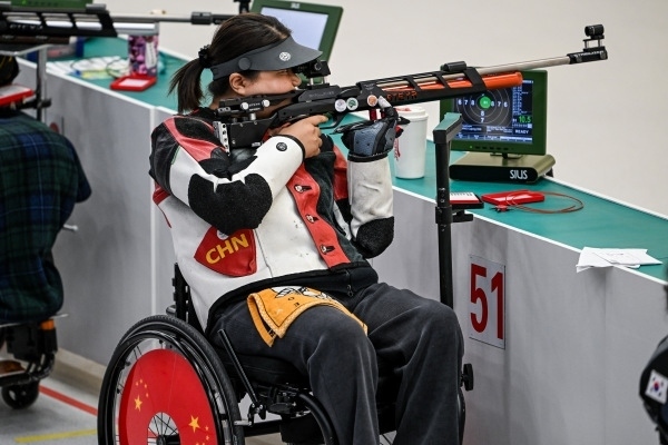 10月23日，杭州第4屆亞殘運(yùn)會(huì)射擊(R2)SH1級(jí)女子10米氣步槍立射資格賽舉行。圖為中國隊(duì)選手張翠平在比賽中。圖片來源：杭州亞殘組委