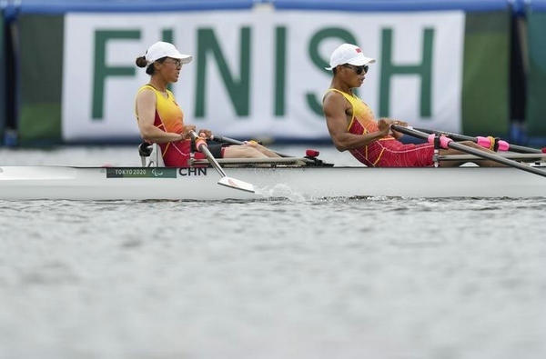 2021年8月29日，在東京殘奧會(huì)賽艇項(xiàng)目PR2級(jí)混合雙人雙槳決賽中，中國組合劉爽/蔣繼劍獲得銅牌。圖為劉爽（左）/蔣繼劍在比賽中。新華社記者 胡虎虎攝（資料圖）