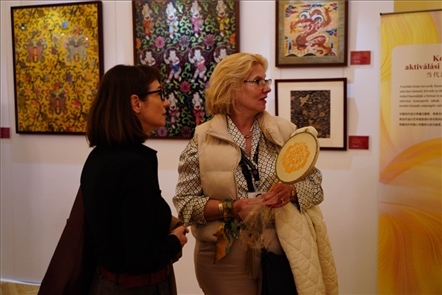 游客觀賞。布達佩斯中國文化中心供圖