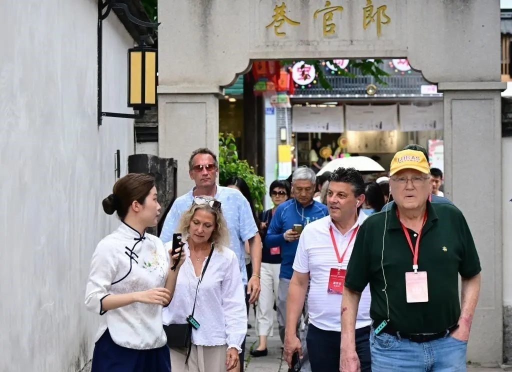 △2023年6月27日，“鼓嶺之友”部分成員和中美各界人士在福建福州南后街三坊七巷參觀訪問。